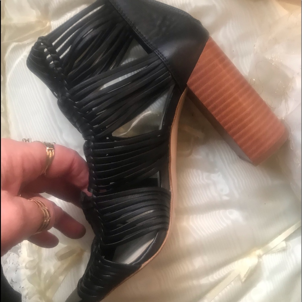 BRAND NEW: 1.STATE 4” BLACK STRAPPY DESIGNER HEELS